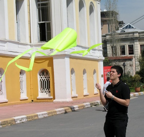 Parasled uçurtma uçuran bir öğrenci