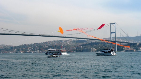 Uçurtmalar boğazda birbirine dolaştı