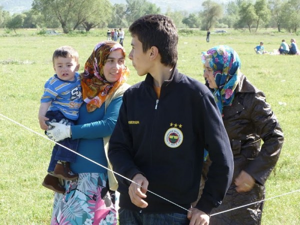 Ablanın ellerine dikkat, uçurtma eldivenleri var.