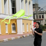 Parasled uçurtma uçuran bir öğrenci